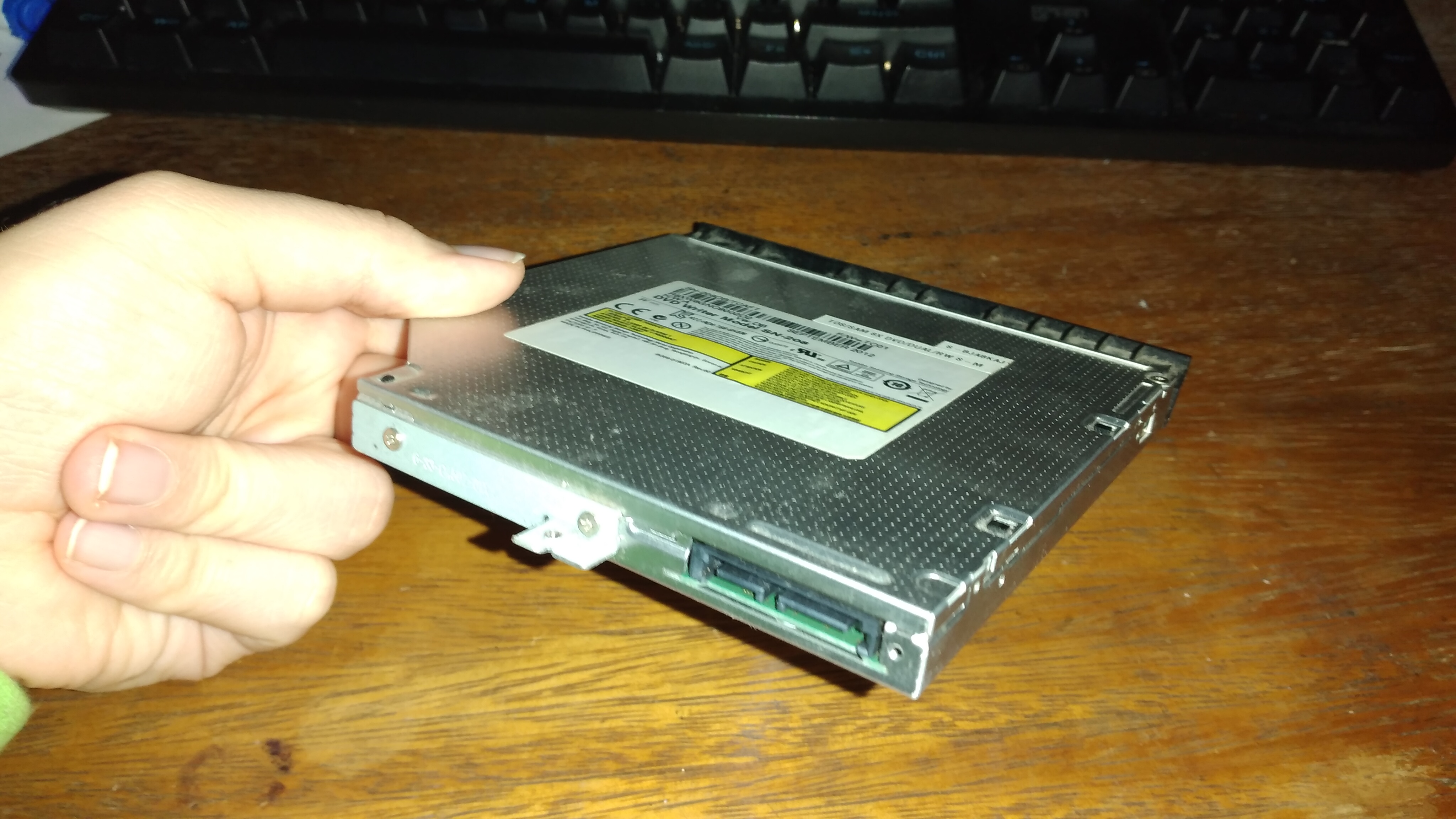 Mi lectograbadora (por detras, ahi se ve la entrada Slim Sata)